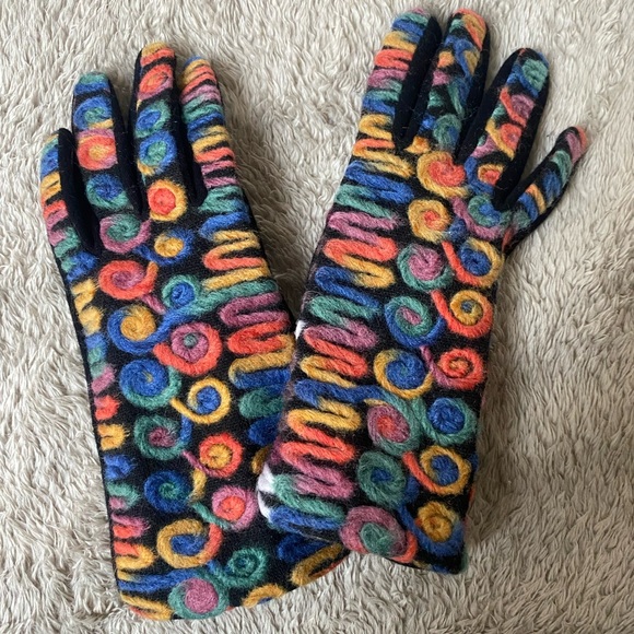 Colorful Swirl Pattern Gloves - Picture 3 of 3
